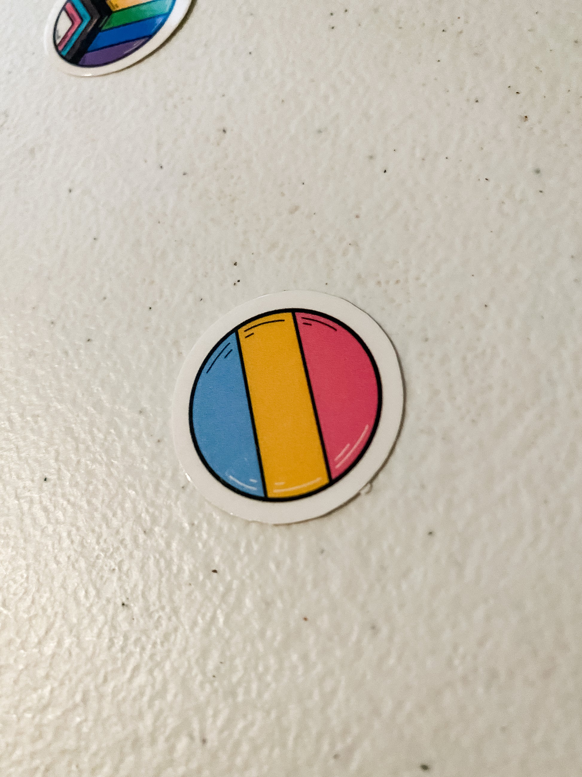 Single LGBT round sticker (pansexual)